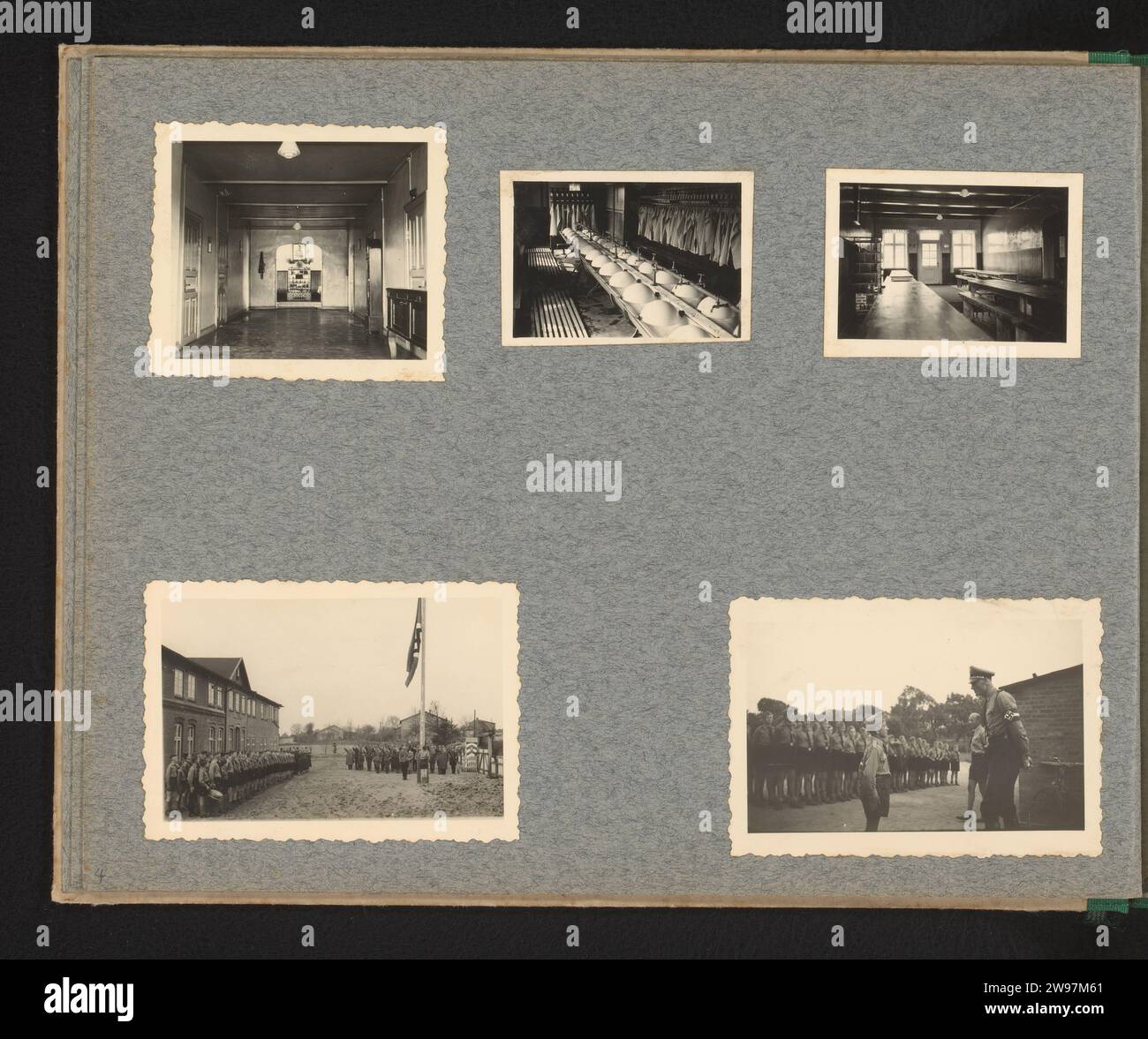 Landjahr 1935 in Wolmersdorf, Anonym, 1935 - 1938 Fotoalbum Magazin mit fünf Fotos im Gebäude des Landjahrlagers 1935 in Wolmersdorf. Jungs von der Hitlerjugend und Mädchen vom Bund Deutscher Mädel am Appel, beim Heben der Flagge und bei der Inspektion. Teil des Hitlerjugend Fotoalbums. Fotoförderung Deutschland. Pappe Gelatine Silberdruck Zusammenstellung von Militärkräften, Mobilisierung, Truppenkonzentration usw. Überprüfung, Inspektion (von Firma, Einheit, Truppe) Deutschland. Wolmersdorf Stockfoto