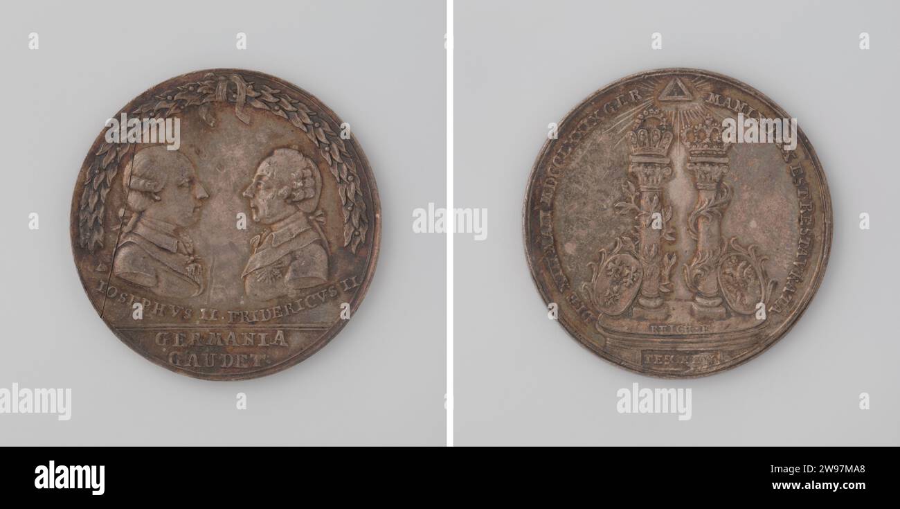 Fede Ban bis Teen Van Office IIKES Kauzi, Duell Cantia II The Groid Van Productions, Johan dexic Rannia, in 1779 Geschichte Medaille Silbermedaille. Vorderseite: Bruststücke von zwei Männern, die unter einem halben Lorbeerkranz gedreht wurden; Inschrift unter jedem Bruststück; Schnitt: Inschrift. Rückseite: Zwei Säulen, von denen links mit Königskrone gekrönt und mit Olivenzweigen verwundet und ein Richter mit Kaiserkrone gekrönt und mit Palmenzweigen verwundet sind; Wappen an jeder Säule durch leuchtendes Dreieck im Wechsel beleuchtet; Schnitt: Inschrift Fürth Silber (Metall) markant (Metallverarbeitung) Tic Stockfoto