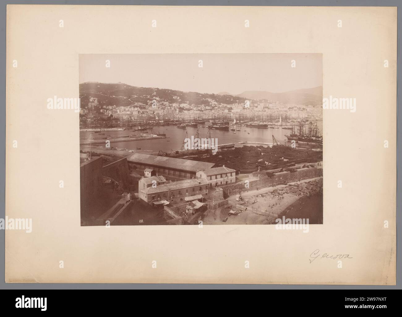 Blick auf den Hafen von Genua, Italien, Alfredo Noack (zugeschrieben), 1858 - 1893 Foto Kniekarton. Papieralbumen drucken Schiffe (im Allgemeinen). Knie im hafen Stockfoto
