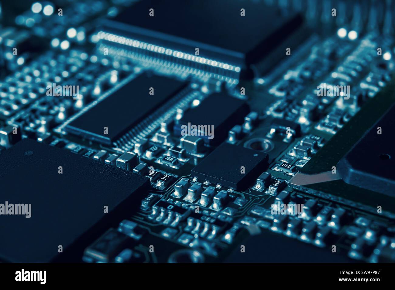 Moderne elektronische Leiterplatte mit Prozessor, integrierten Schaltungen und passiven SMD-Bauteilen aus nächster Nähe. Technologischer Hintergrund Stockfoto