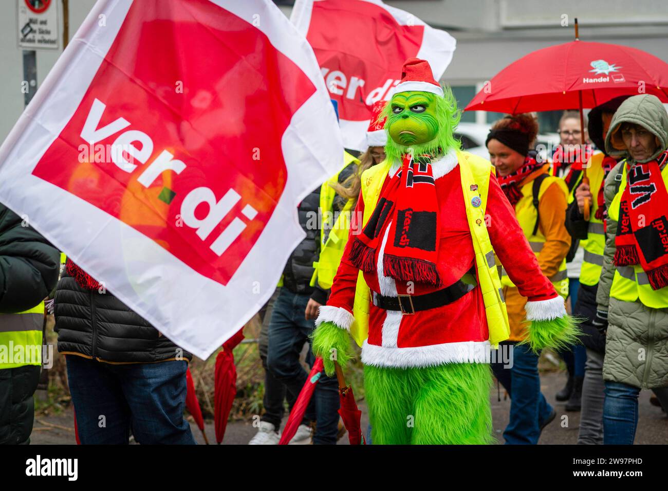 Einen Tag vor heilig Abend demonstrieren am Samstag 23.12.2023 die Vereinigte Dienstleistungsgewerkschaft ver.di im Innenstadtbereich von Saarbrücken. Ein Demonstrationszug zieht vom Gewerkschaftshaus über den Ludwigskreisel in der Bahnhofstraße wo eine Abschlusskundgebung stattfindet. Grund für die Demo sind die festgefahrenen Tarifverhandlungen im Einzelhandel. *** Einen Tag vor Heiligabend demonstriert die United Services Union ver di am Samstag, den 23. 12. 2023, in der Innenstadt von Saarbrücken wird Eine Demonstrationsprozession vom gewerkschaftsgebäude über Ludwigskreisel nach Bahnho ziehen Stockfoto