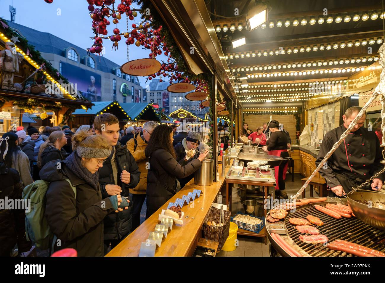 Bonn, Deutschland - 16. Dezember 2023 : Blick auf einen Imbissstand mit ...