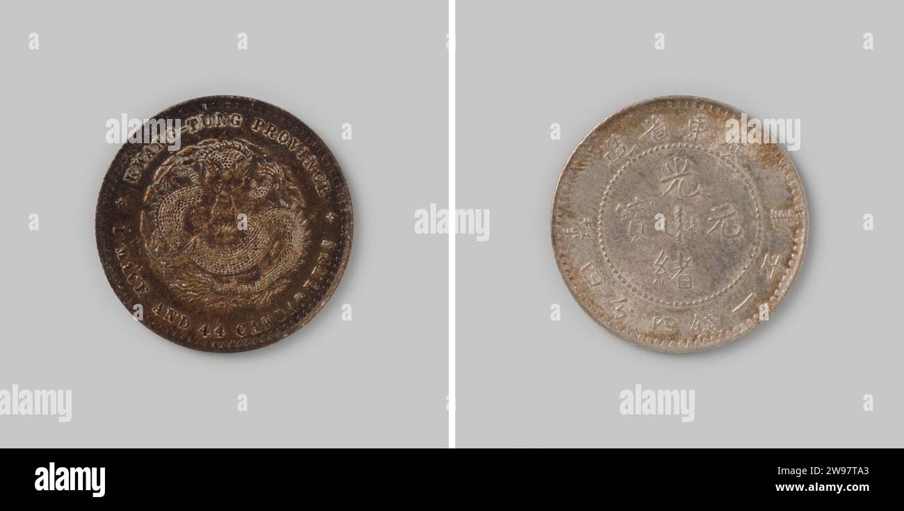 1/4 Dollar von 1 Keule und 4,4 Candareens aus der Provinz Kwan-Tung [= Kanton] in China , 1880 - 1910 Münze Silbermünze. Vorne: Aufgerollter Drache mit menschlichem Gesicht. In umgekehrter Umkehrung unter Wert: 1 Kegel und 4,4 Candareens. Rückwärts: Innerhalb des Kreises und als Kinese-Zeichen. Kartellkante. Silber (Metall), auffällig (Metallbearbeitung) Stockfoto