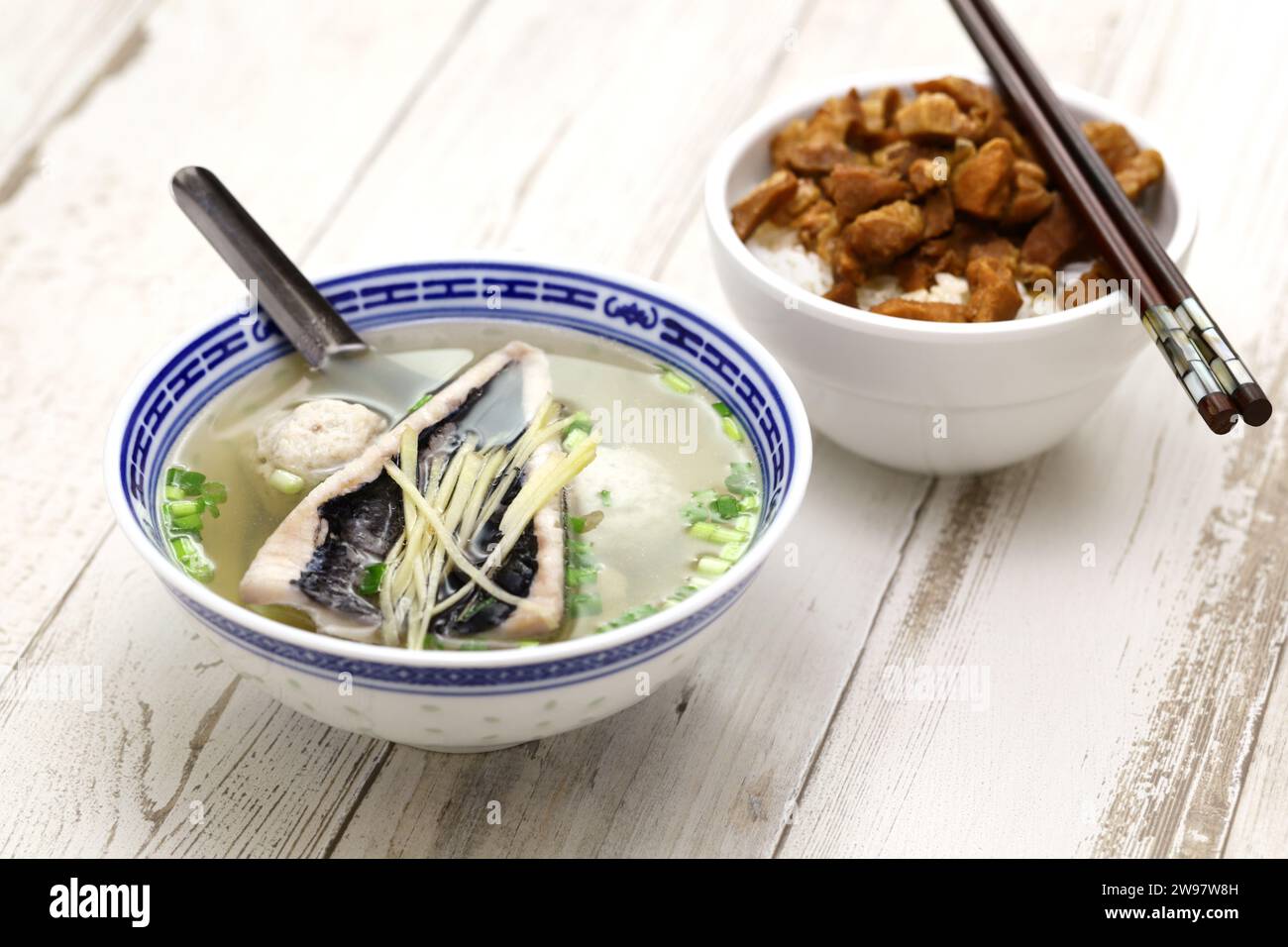 Milchfisch-Bauchsuppe und taiwanesischer geschmorter Schweinefleischreis. Stockfoto