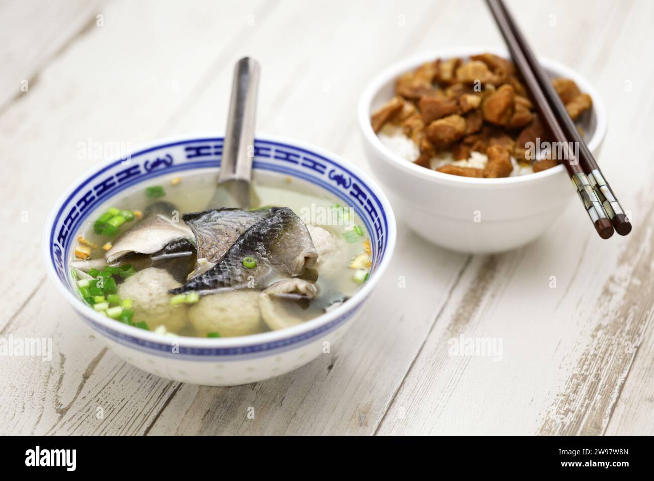 Milchfisch-Hautsuppe und taiwanesischer geschmorter Schweinefleischreis. Stockfoto