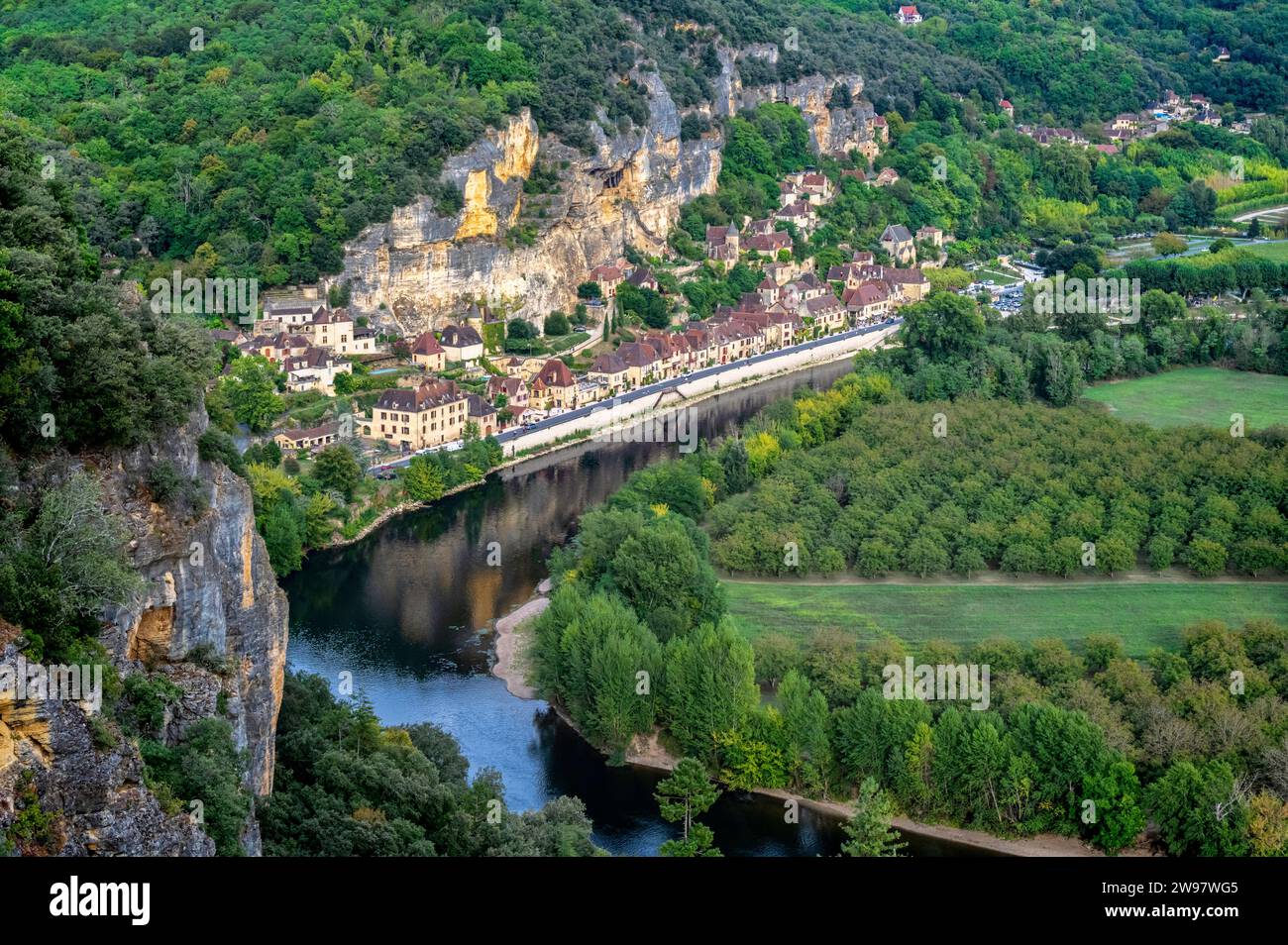 Blick auf La Roque-Gageac von den Marqueyssac Gärten, Dordogne, Frankreich. September 2022 Stockfoto