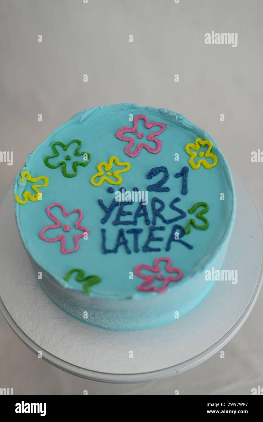 21 Jahre alter Happy Birthday Pastell Cyan Türkis Milchglasur Kuchen auf weißem Hintergrund Studioaufnahme Stockfoto