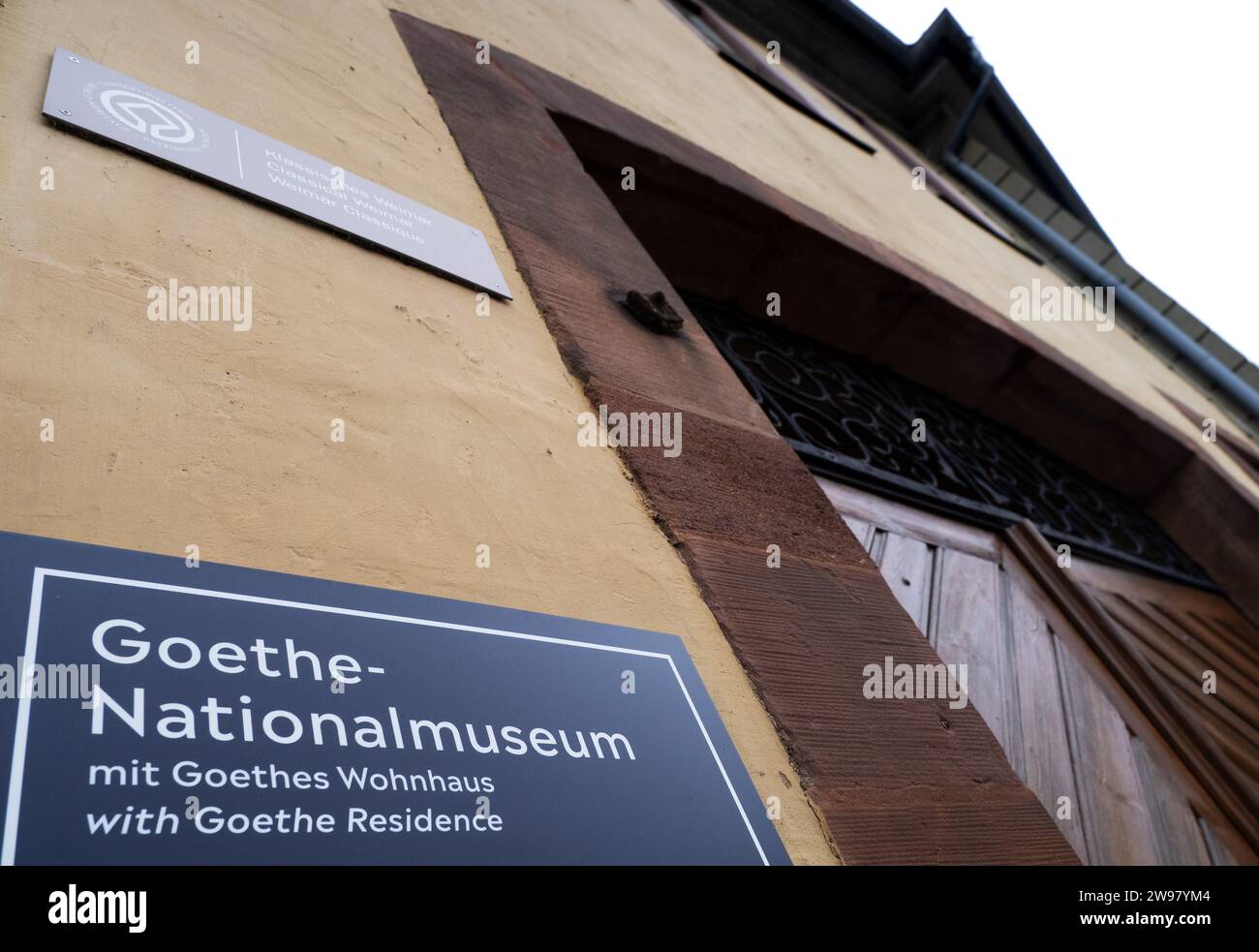 Weimar, Deutschland. Dezember 2023. Das Haus auf Weimars Frauenplan, in dem der Dichter und Politiker Johann Wolfgang von Goethe bis zu seinem Tod 1832 lebte. Das Haus, der Garten und ein Anbau werden als Goethe-Nationalmuseum von der Klassik Stiftung Weimar betrieben. Das UNESCO-Weltkulturerbe wird voraussichtlich im Einklang mit seinem Status als Weltkulturerbe von 2026 restauriert. Quelle: Soeren Stache/dpa/Alamy Live News Stockfoto
