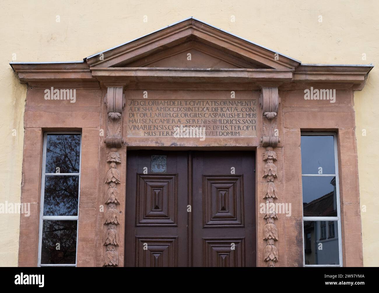 Weimar, Deutschland. Dezember 2023. Der ehemalige Haupteingang des Hauses auf Weimars Frauenplan, in dem der Dichter und Politiker Johann Wolfgang von Goethe bis zu seinem Tod 1832 lebte. Das Haus, der Garten und ein Anbau werden als Goethe-Nationalmuseum von der Klassik Stiftung Weimar betrieben. Das UNESCO-Weltkulturerbe wird voraussichtlich im Einklang mit seinem Status als Weltkulturerbe von 2026 restauriert. Quelle: Soeren Stache/dpa/Alamy Live News Stockfoto