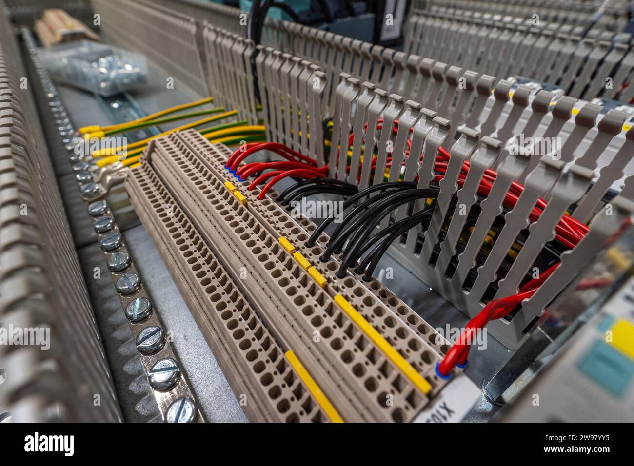 Eine werkseitige Montagelinie mit offenem Elektronikschrank, in der die komplizierten Kabel und Komponenten sichtbar werden Stockfoto