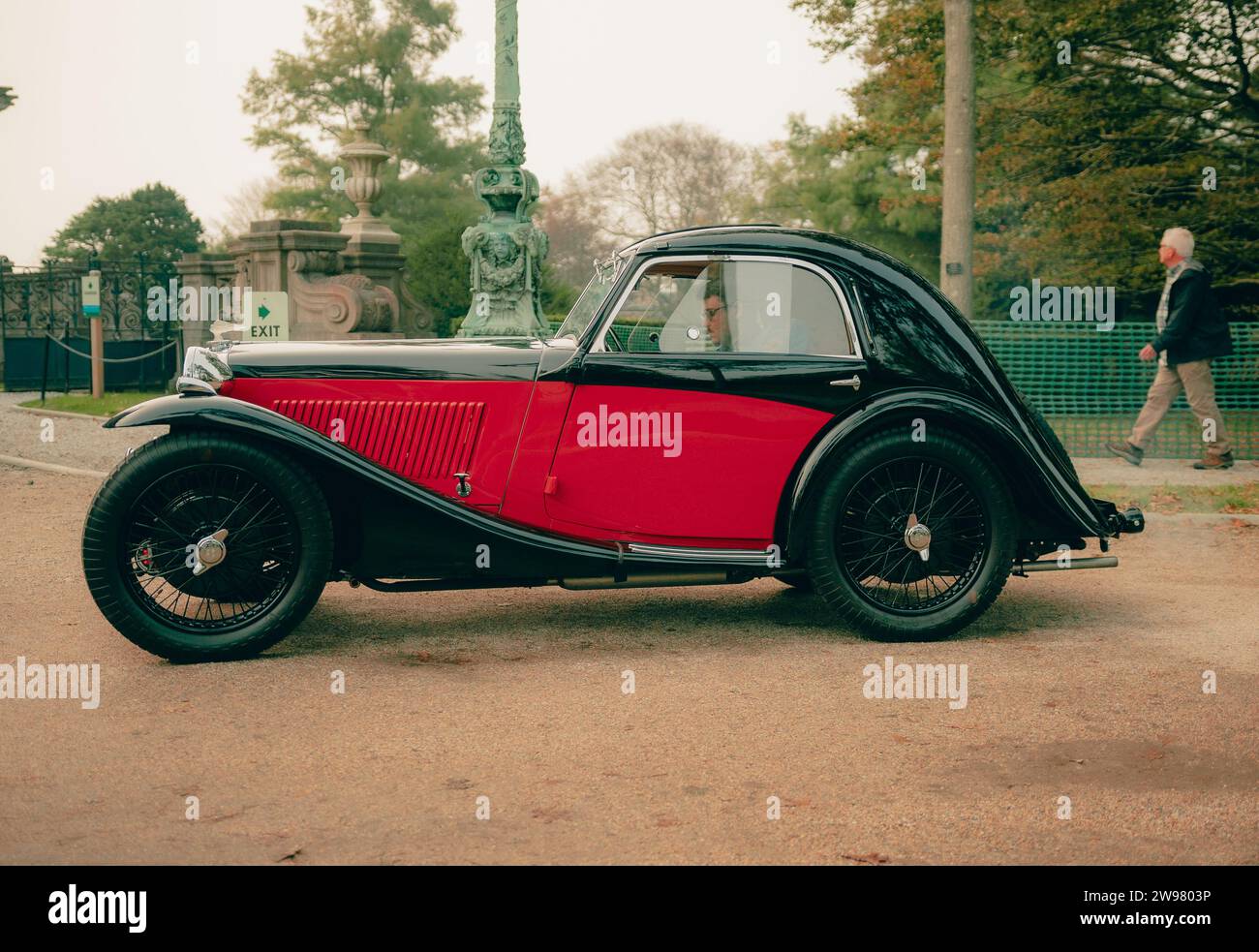 Ein klassischer Oldtimer in Rot und Schwarz auf der Audrain Car Show Stockfoto