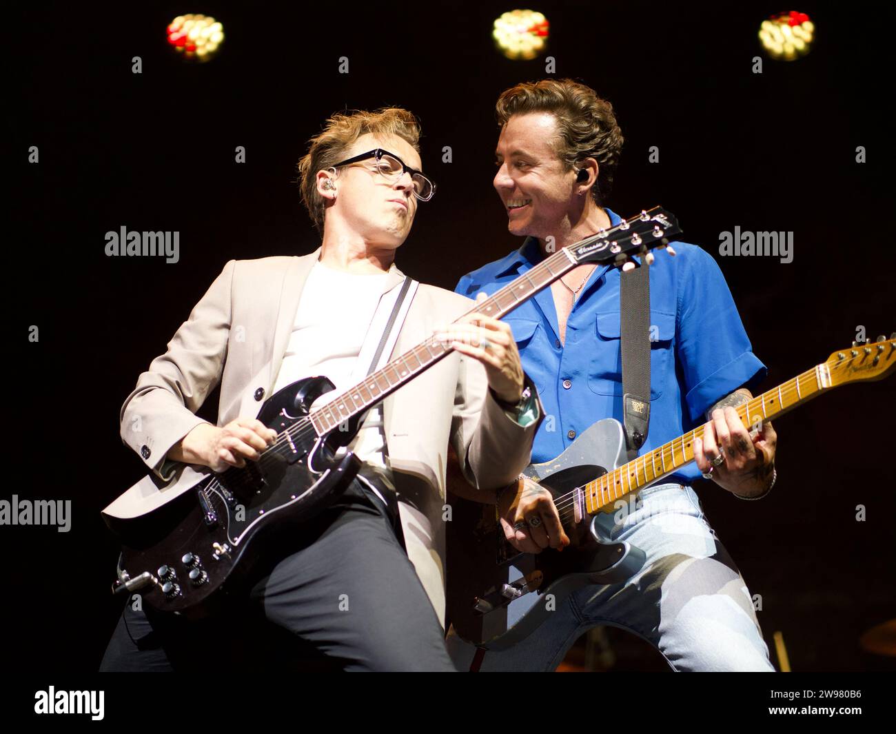 Danny Jones und Tom Fletcher von der Band McFly spielen Gitarre auf der Newmarket Racecourse Stockfoto