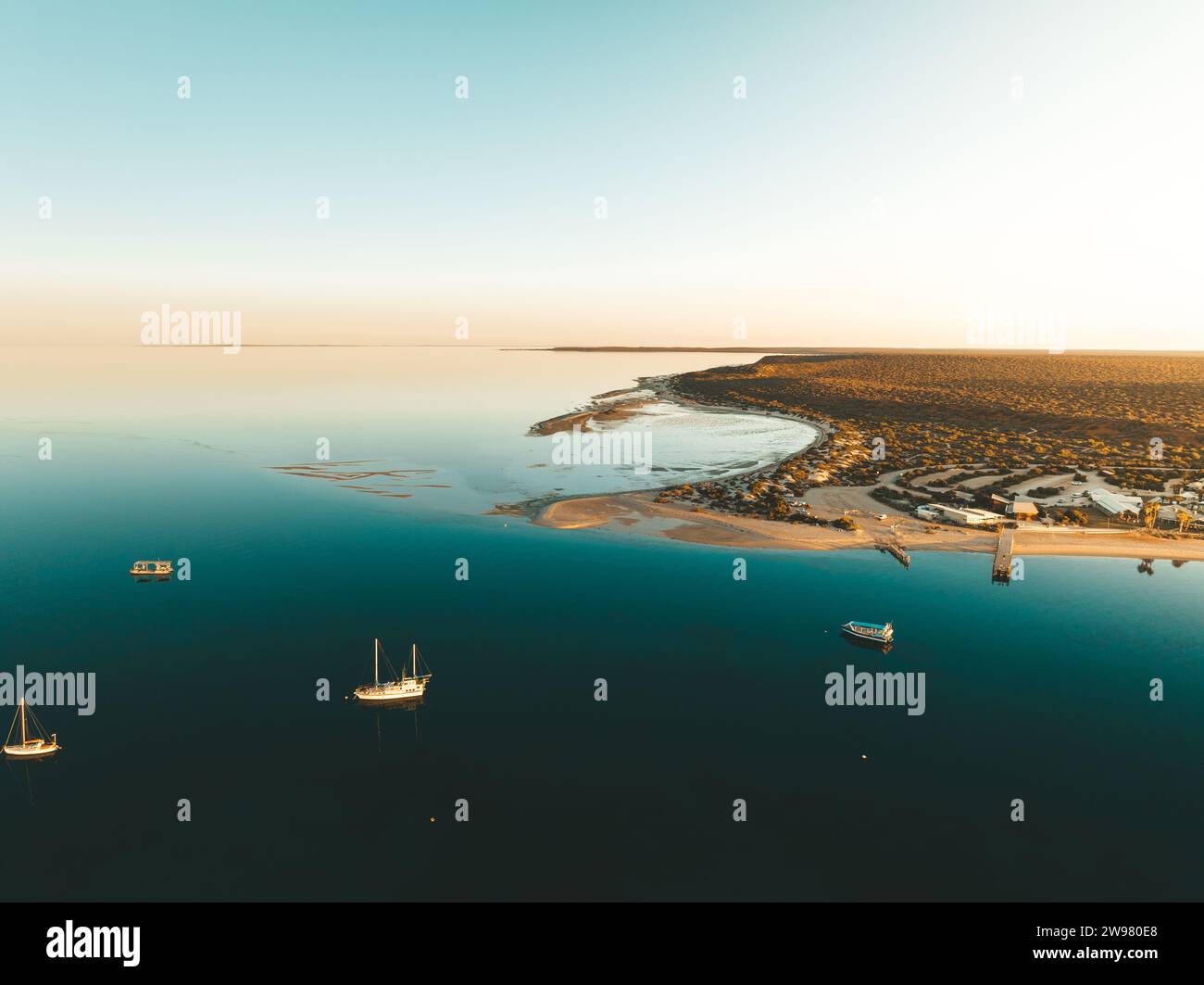 Mehrere Boote in der Nähe der Küste von Shark Bay, Western Australia. Stockfoto