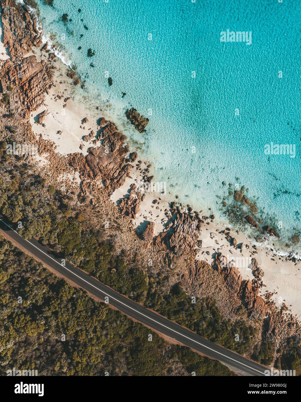 Ein atemberaubender Blick auf die Western Australia Road in der Nähe des Margaret River. Stockfoto