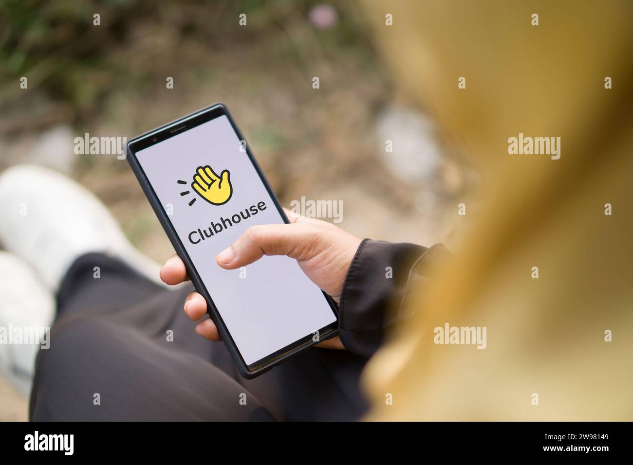 Dhaka, Bangladesch - 25. Dezember 2023: Clubhouse-Logo auf einem Smartphone. Clubhouse ist eine Social Audio App. Stockfoto