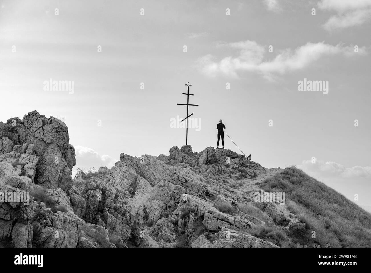 Ein malerischer Blick auf das Shipka-Denkmal in den Bergen Bulgariens in Graustufen Stockfoto