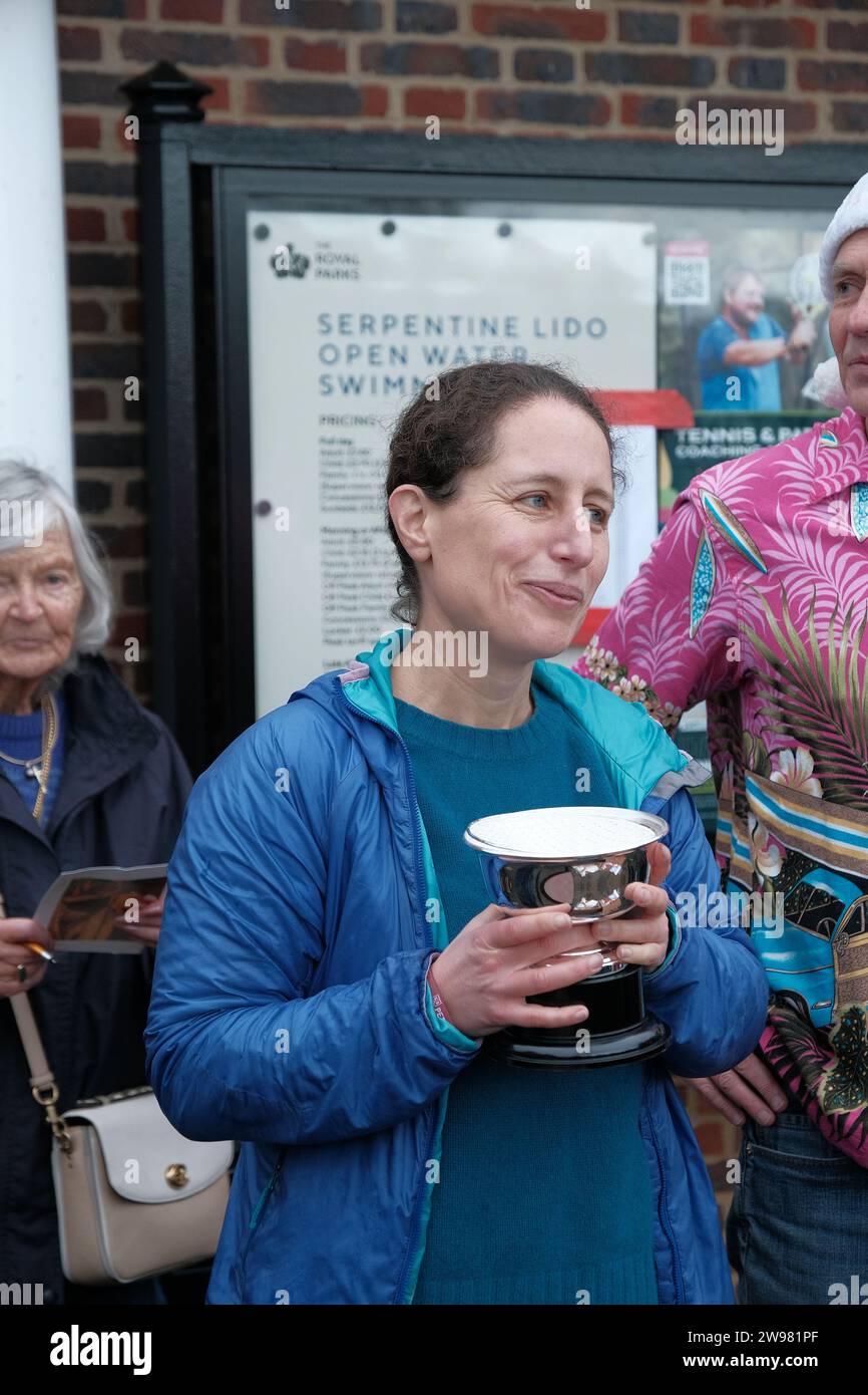 Peter Pan Cup im Serpentine Lido. Hyde Park, London, Großbritannien, 24/12/2023 Ehimetalor Unuabona/Alamy Live News Stockfoto