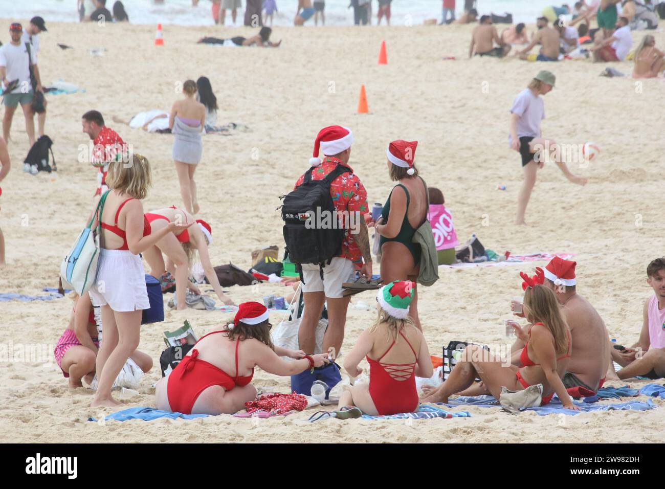 Sydney, Australien. Dezember 2023. Einheimische und Rucksacktouristen verbrachten den Weihnachtsfeiertag am Bondi Beach, einige trugen Weihnachtsmütze. Das Wetter war schön und 23 Grad Celsius am Weihnachtstag am Bondi Beach mit etwas leichtem Regen am Abend. Richard Milnes/Alamy Live News Stockfoto