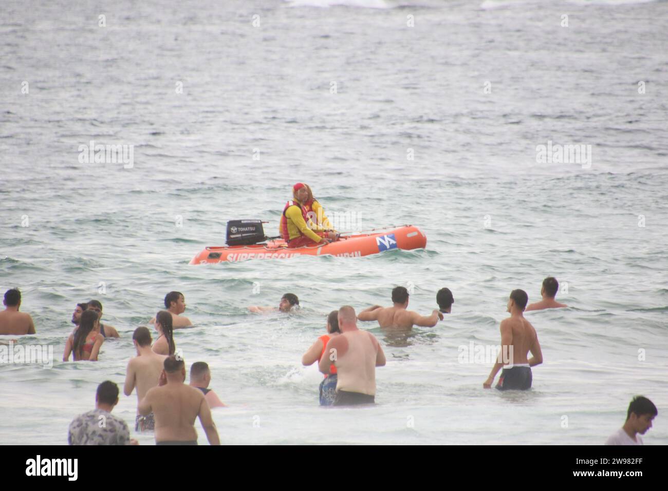 Sydney, Australien. Dezember 2023. Einheimische und Rucksacktouristen verbrachten den Weihnachtsfeiertag am Bondi Beach, einige trugen Weihnachtsmütze. Das Wetter war schön und 23 Grad Celsius am Weihnachtstag am Bondi Beach mit etwas leichtem Regen am Abend. Richard Milnes/Alamy Live News Stockfoto