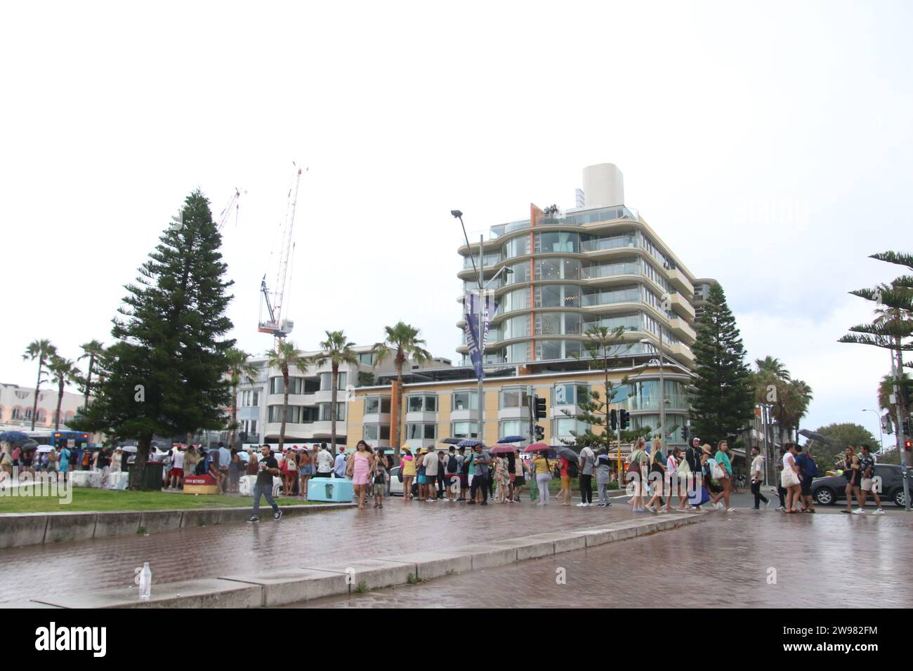 Sydney, Australien. Dezember 2023. Einheimische und Rucksacktouristen verbrachten den Weihnachtsfeiertag am Bondi Beach, einige trugen Weihnachtsmütze. Das Wetter war schön und 23 Grad Celsius am Weihnachtstag am Bondi Beach mit etwas leichtem Regen am Abend. Im Bild: Schlange für Busse zurück nach Bondi Junction und in die Stadt. Richard Milnes/Alamy Live News Stockfoto