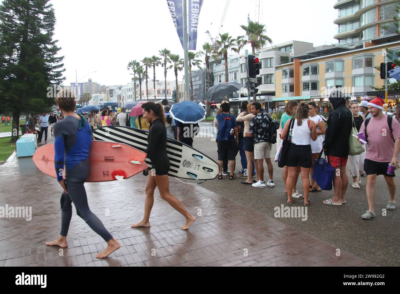 Sydney, Australien. Dezember 2023. Einheimische und Rucksacktouristen verbrachten den Weihnachtsfeiertag am Bondi Beach, einige trugen Weihnachtsmütze. Das Wetter war schön und 23 Grad Celsius am Weihnachtstag am Bondi Beach mit etwas leichtem Regen am Abend. Im Bild: Schlange für Busse zurück nach Bondi Junction und in die Stadt. Richard Milnes/Alamy Live News Stockfoto