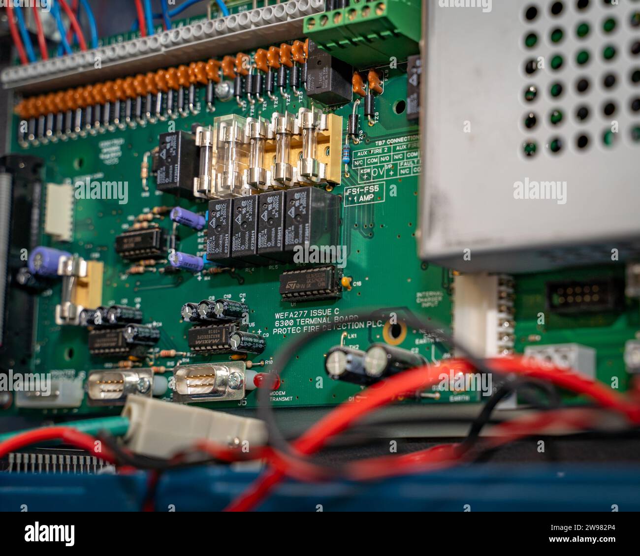 Eine Nahaufnahme einer Vielzahl von elektrischen Kabeln, Kabeln und Drähten in einem Elektronikschrank Stockfoto