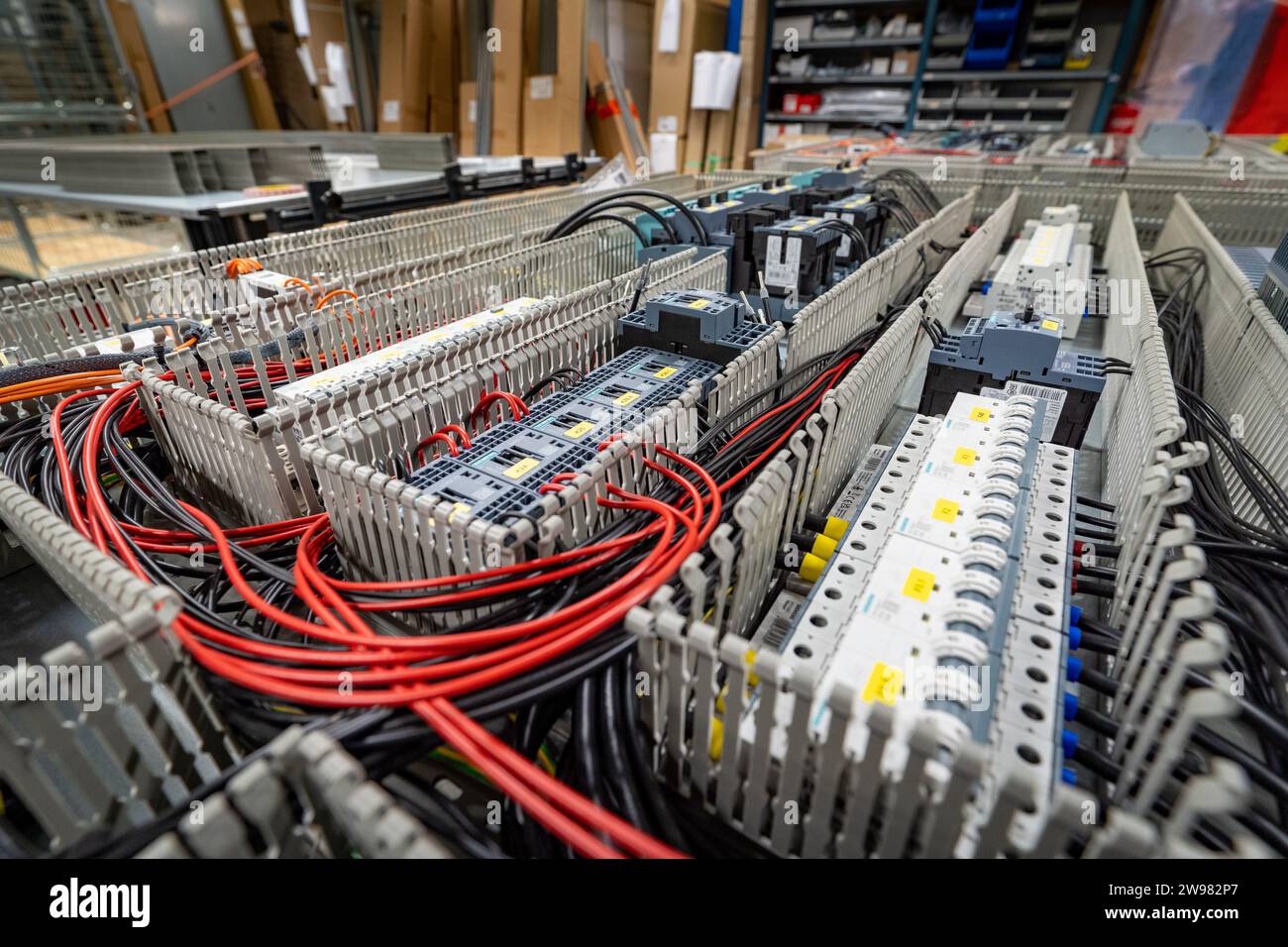 Eine Nahaufnahme einer Vielzahl von elektrischen Kabeln, Kabeln und Drähten in einem Elektronikschrank Stockfoto