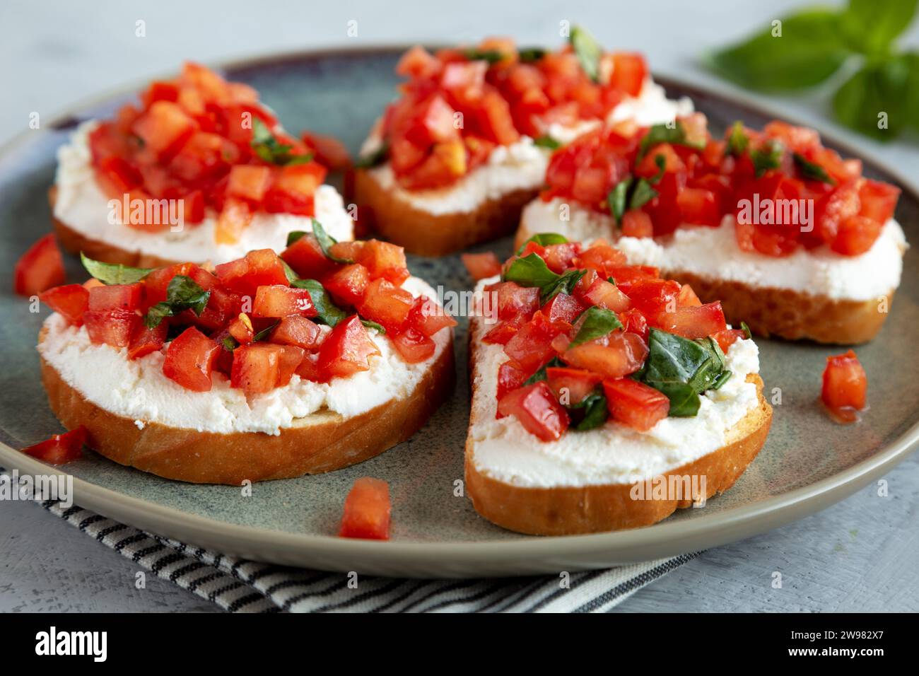 Hausgemachte Tomaten-Ricotta-Tartine auf einem Teller, niedriger Winkel. Nahaufnahme. Stockfoto