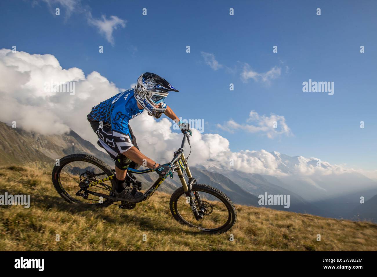 Berglandschaft mit Downhill biker unten Kreuzfahrt single Track am Ende des Tages im Tal von Chamonix, Chamonix, Haute Savoie, Frankreich Stockfoto
