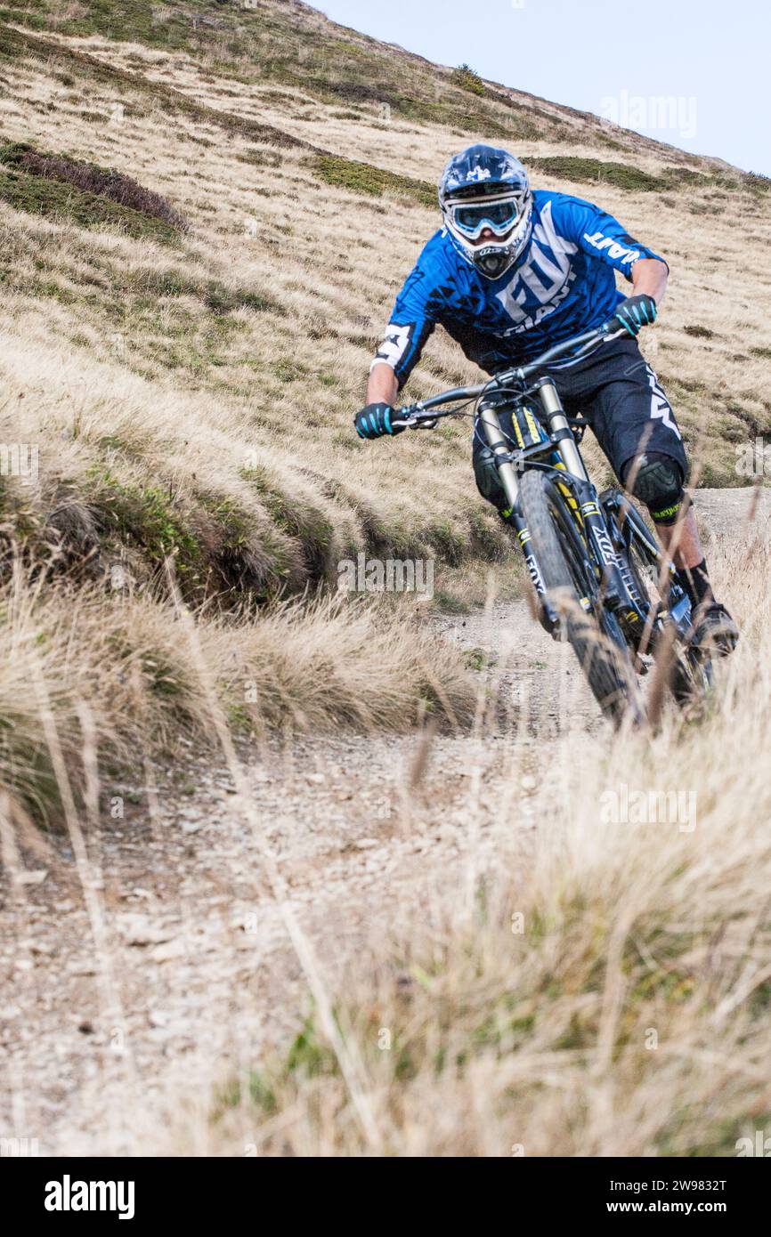 Downhill-Biker, der am Ende des Tages eine Single-Track-Tour im Chamonix Valley, Chamonix, Haute Savoie, Frankreich, durchfährt Stockfoto