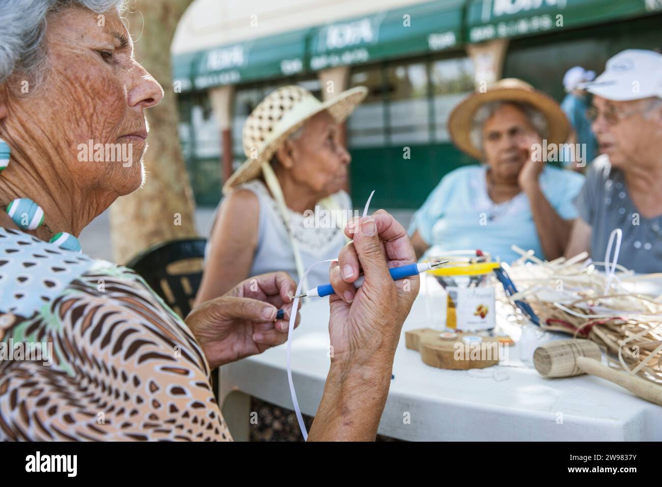 Im Old Folks Community Center in Porto Salvo, Oeiras Lissabon, Portugal, werden Perlen hergestellt Stockfoto
