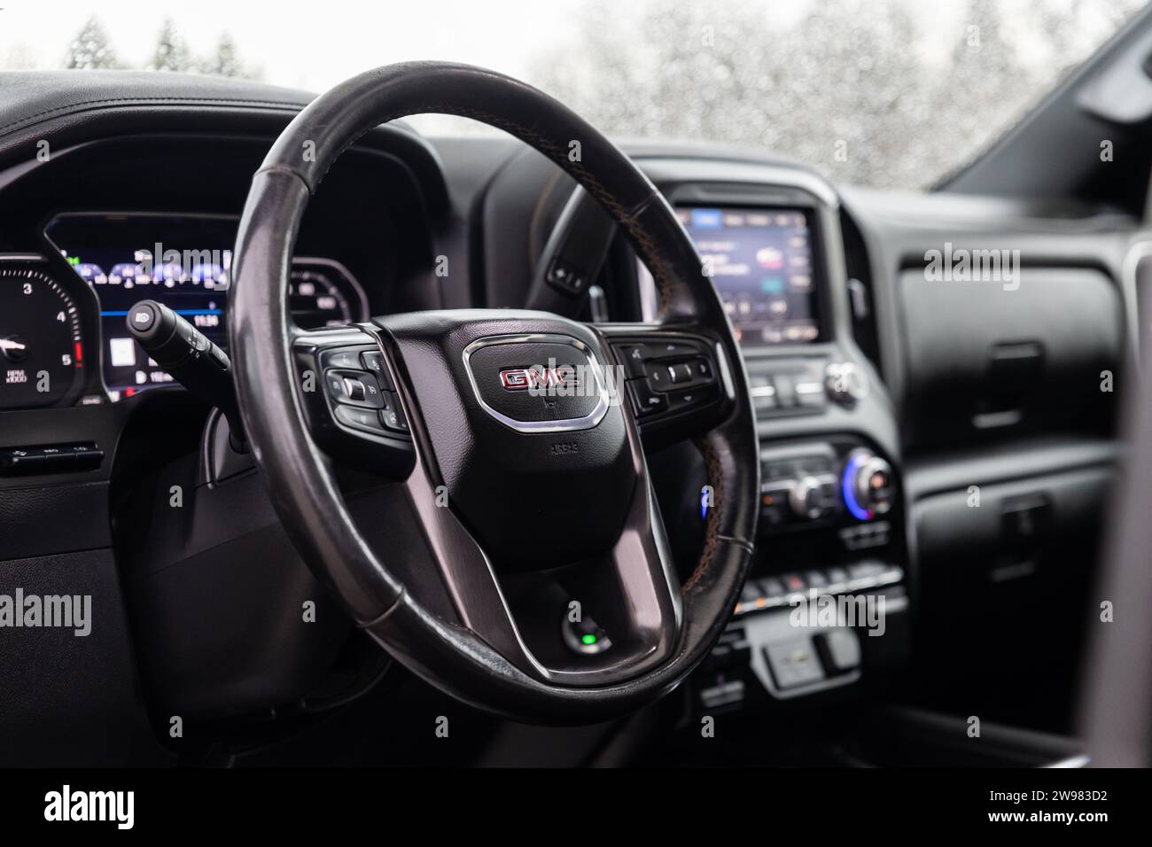 Lenkrad und Armaturenbrett eines GMC-Fahrzeugs Stockfoto