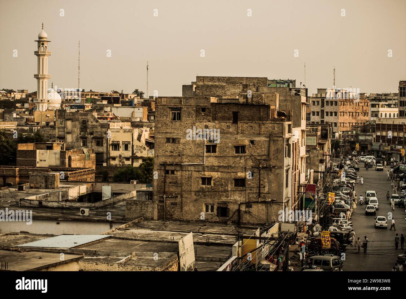 Pakistanische Stadtlandschaft im Nachmittagslicht. Stockfoto