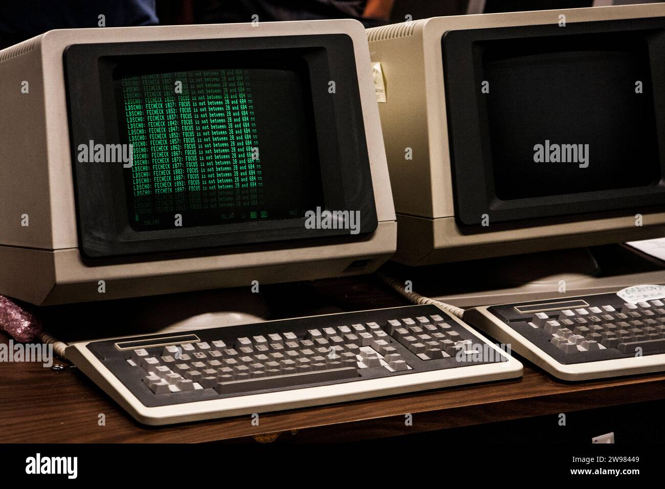 Sehr alte Computer mit grünem Text auf dem Bildschirm Stockfoto