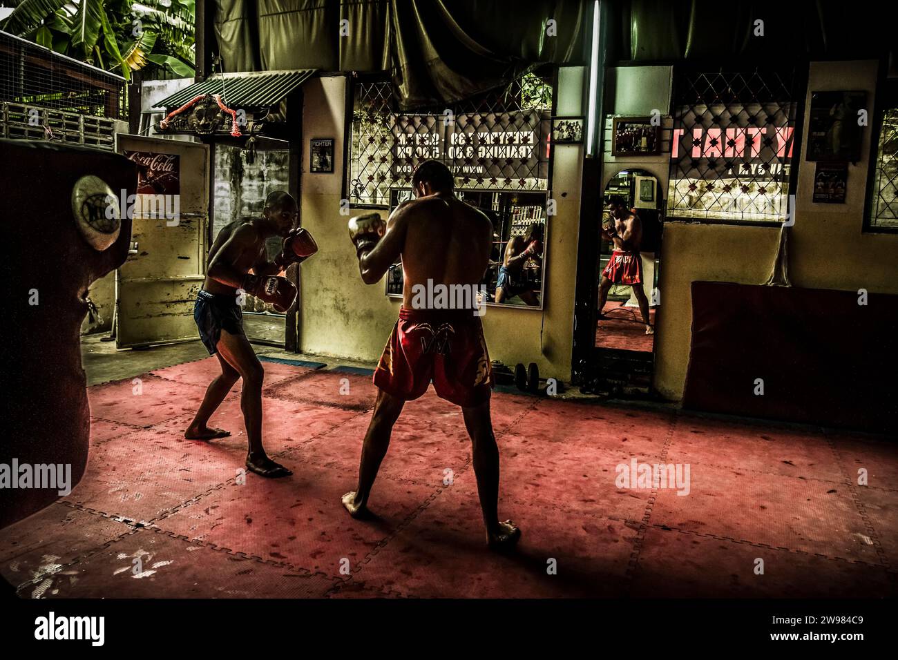 Männer trainieren in einem Muay Thai Boxkomplex Stockfoto
