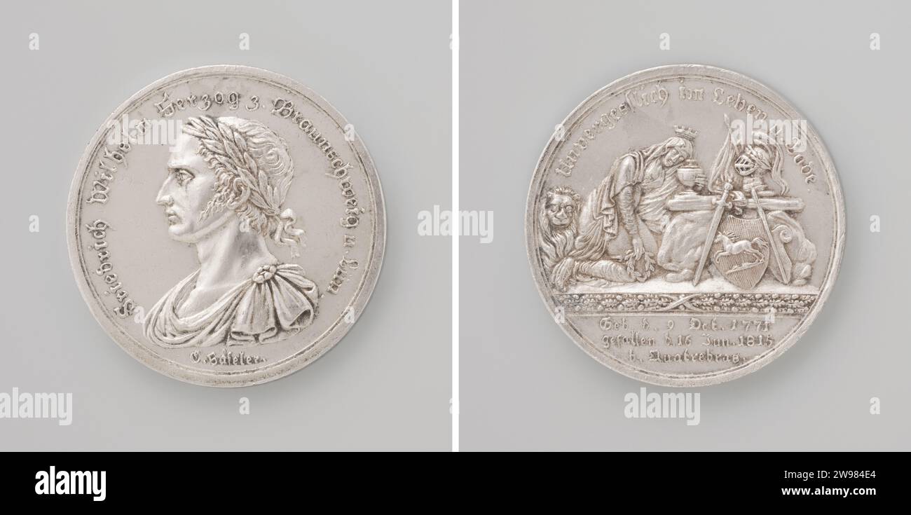 Tod von Frederik Willem, Hertog van Brunswijk, Gefallener in der Schlacht von Quatre-Bras, C. Haseler, 1815 Geschichtsmedaille Silbermedaille. Vorne: Brustschmuck Mann mit Lorbeerkranz im Wechsel. Umgekehrt: Gekrönte Frau, begleitet von Leeuw, sitzt traurig neben dem Grabstein, verziert mit Helm, zwei Spruchbanner, Schwert, Wappen, Ruderchip und Leiche innen; Schnitt: Inschrift Deutschland Silber (Metall) markant (Metallbearbeitung) achtzig-weiß Stockfoto