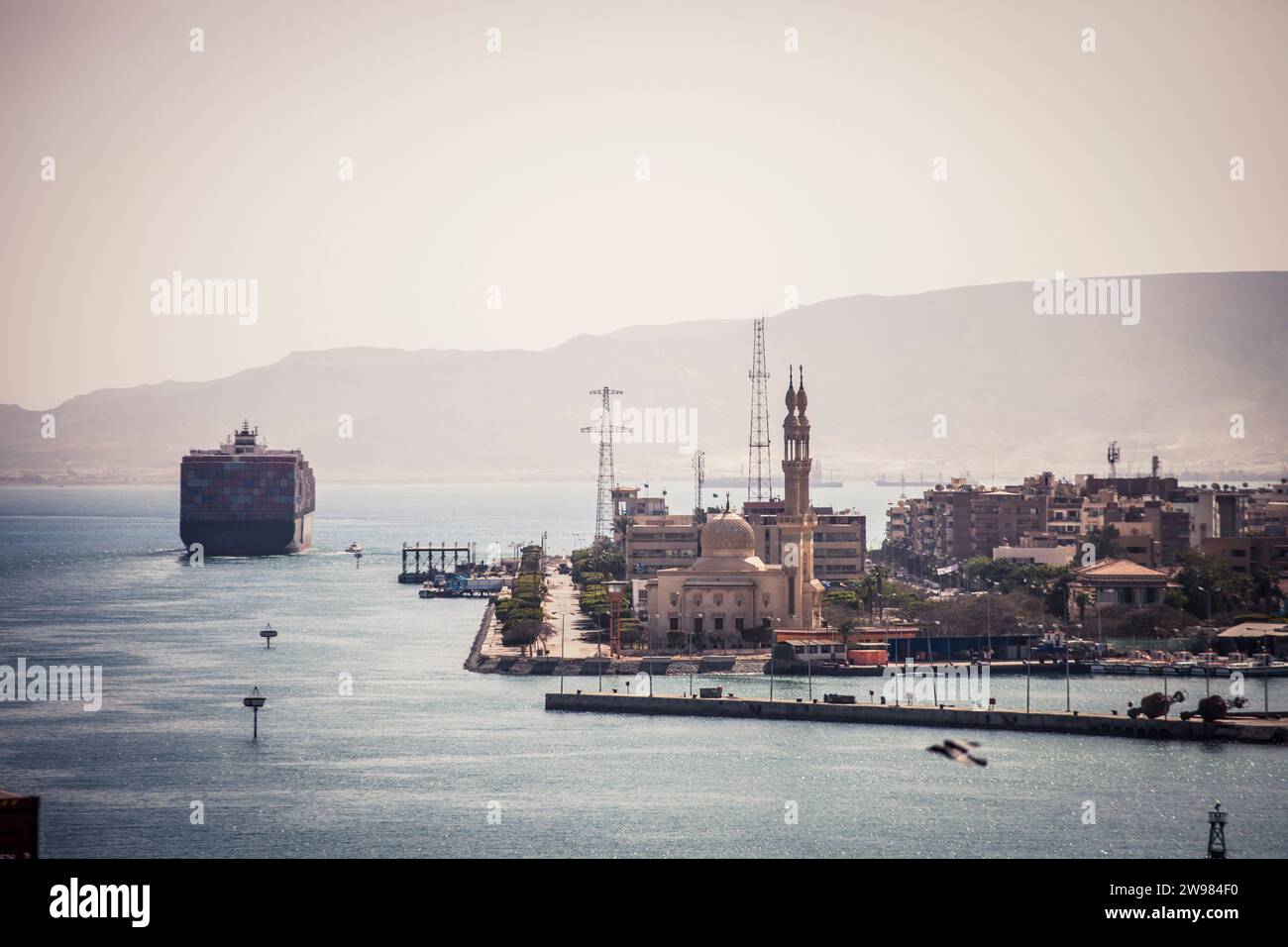Containerschiff, das das südliche Ende des Suez-Kanals verlässt und in das Rote Meer einfährt. Stockfoto