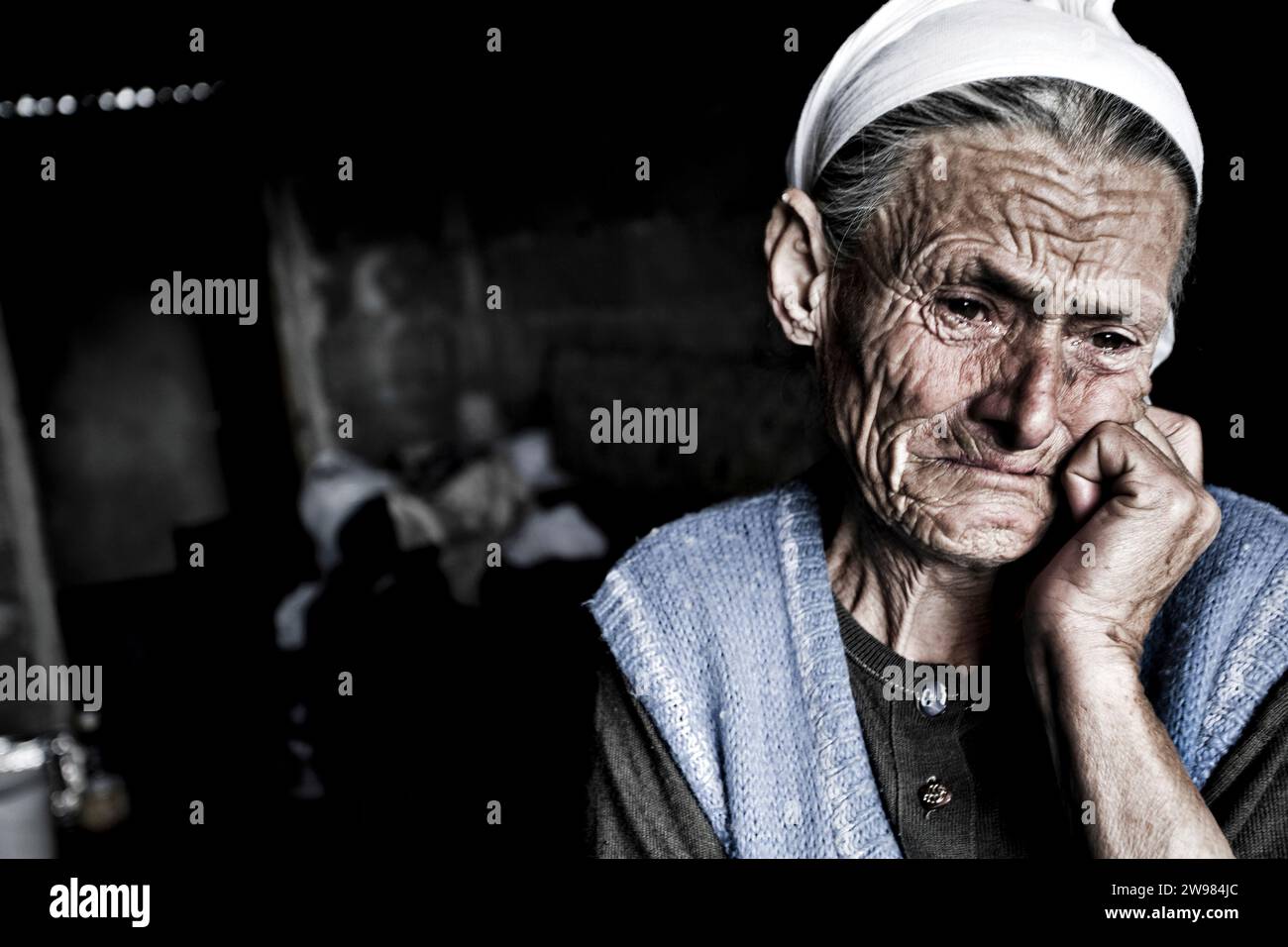 Zweihundert Seelen in einer Handvoll Hütten umgeben von Kunststoff, Blech und Müll. Sie sind Zigeuner. Stockfoto