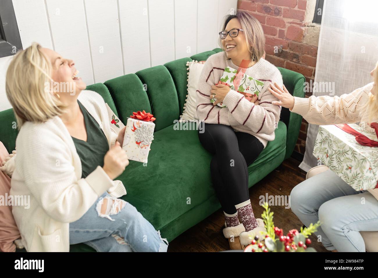 Frauen, die lachen und weihnachtsgeschenke halten Stockfoto