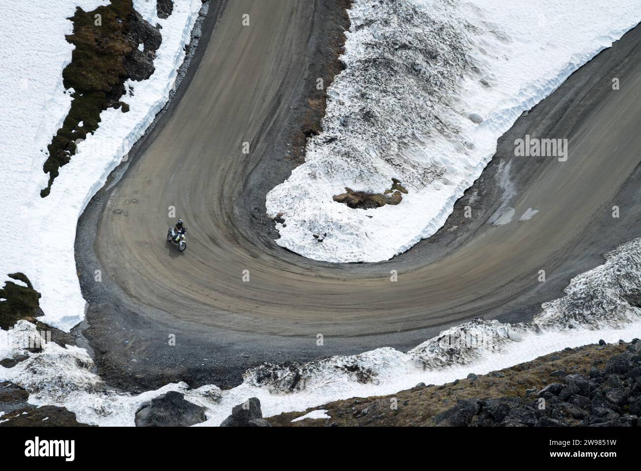 Ein Motorradfahrer, der eine Kurve am Hatcher Pass in Alaska abbiegt Stockfoto