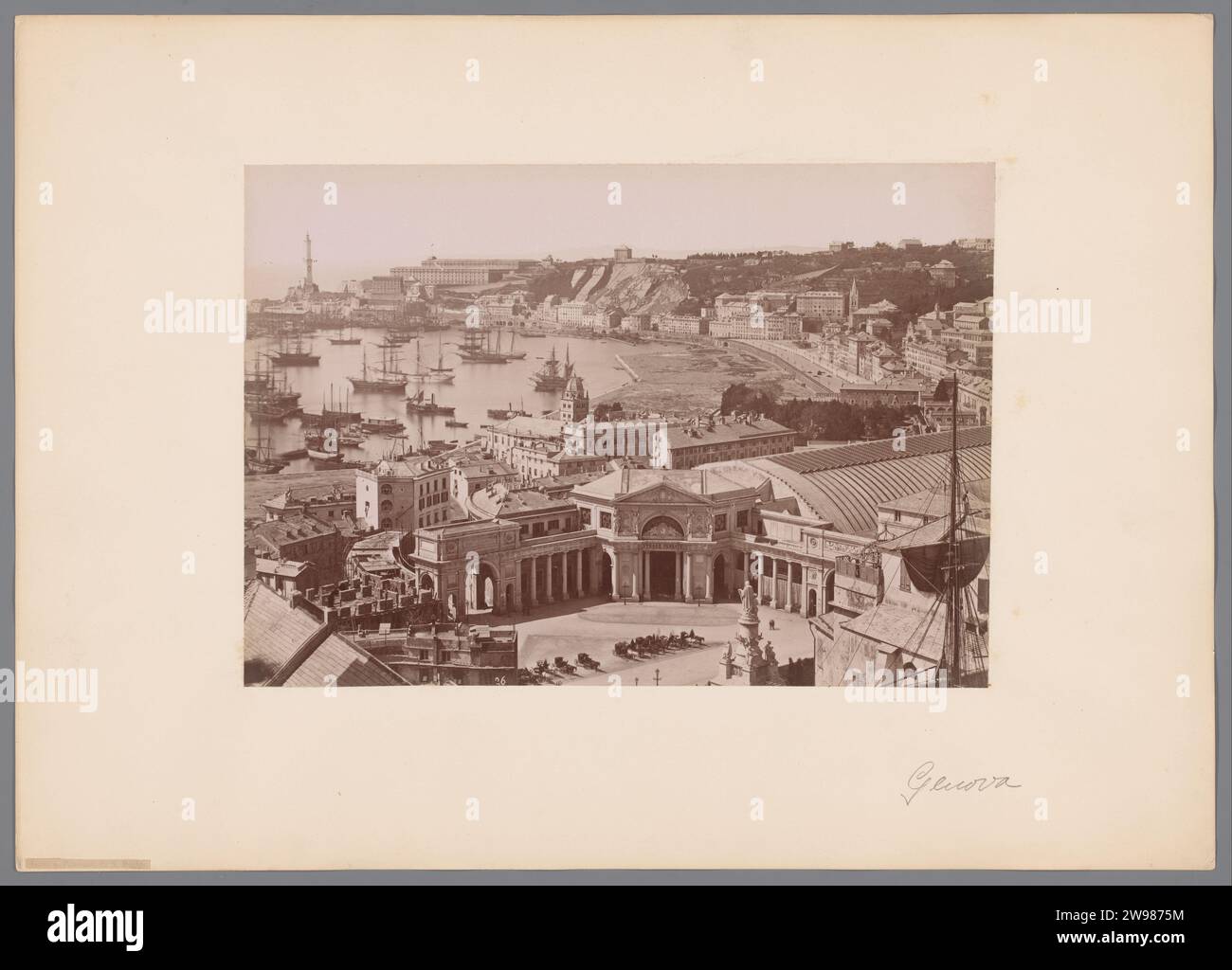 Blick auf den Hafen von Genua, Italien, Alfredo Noack (zugeschrieben), 1858 - 1893 Foto Kniekarton. Papieralbumen drucken Schiffe (im Allgemeinen). Knie im hafen Stockfoto