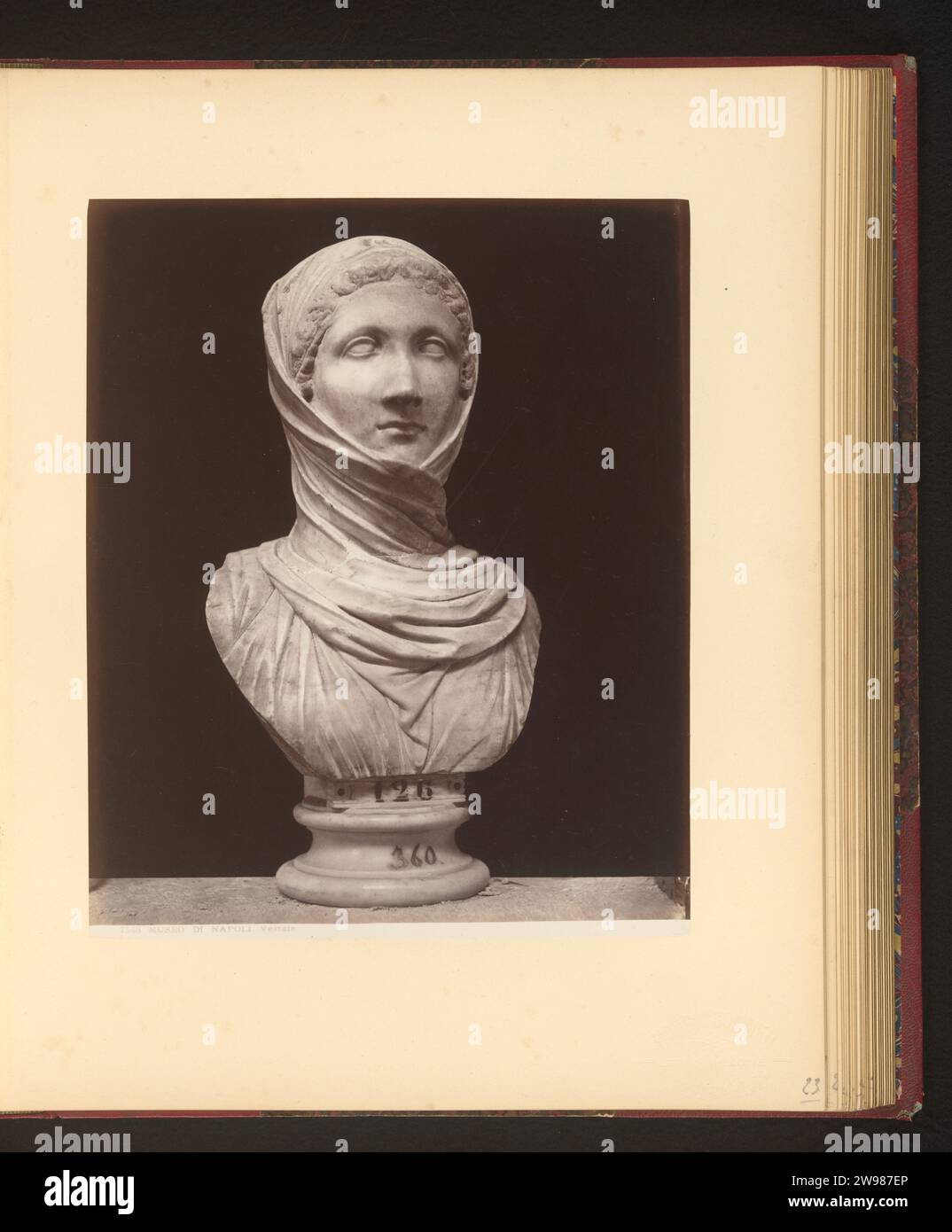 Buste einer Vestaljungfrau aus der Farneser Sammlung, Giorgio Sommer, 1874 - ab 1879 Foto dieses Foto ist Teil eines Albums. Naples fotografische Trägerskulptur aus Albumen. Vestal Virgin(s) Stockfoto