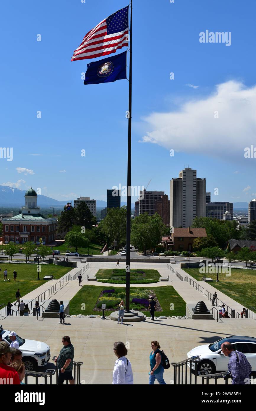 Die Flagge der USA und der Bundesstaaten Utah vor dem Kapitol des Bundesstaates Utah in der Innenstadt von Salt Lake City Stockfoto