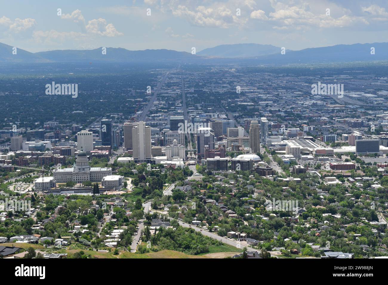 Blick auf das Utah State Capitol und die Innenstadt von Salt Lake City vom Hügel des Ensign Peak Trail Stockfoto