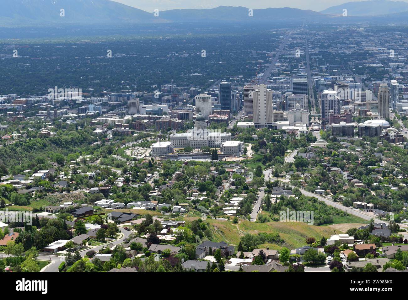 Blick auf das Utah State Capitol und die Innenstadt von Salt Lake City vom Hügel des Ensign Peak Trail Stockfoto