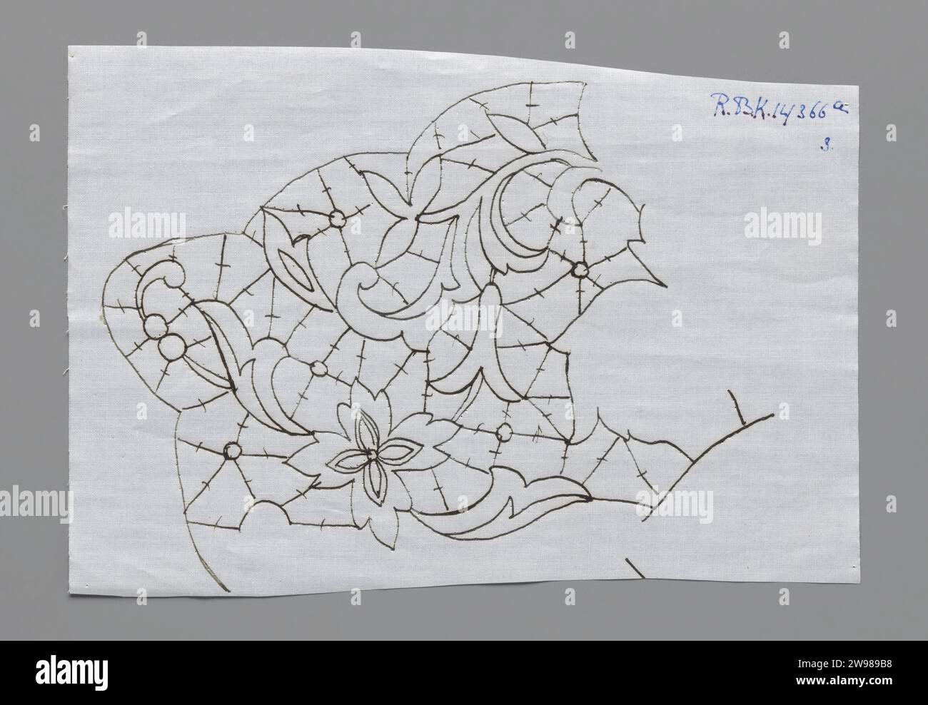 Eigentum für die Herstellung eines Teils eines Kragens der Nadelseite, belgisch interniert (Dorf Elisabeth, Amersfoort), ca. 1915 - ca. 1924 Eigentum für einen Teil eines Kragens der venezianischen Nadelseite. Das Nadelseitenmuster wird mit Tinte auf hellblauem Papier gezeichnet und Löcher entlang der Musterlinien gestochen. In der nächsten Phase wird der Anreiz auf einer doppelten Baumwollschicht nachvollzogen. Die Incentive- und die doppelte untere Baumwollschicht werden dann aufgetragen, um Drähte zu verfolgen, die den Linien des Nadelseitenmusters folgen. Wenn alle seitlichen Nadelstiche über und zwischen diesen Spurendrähten, dem Anreiz und der Baumwolle vorgenommen werden Stockfoto