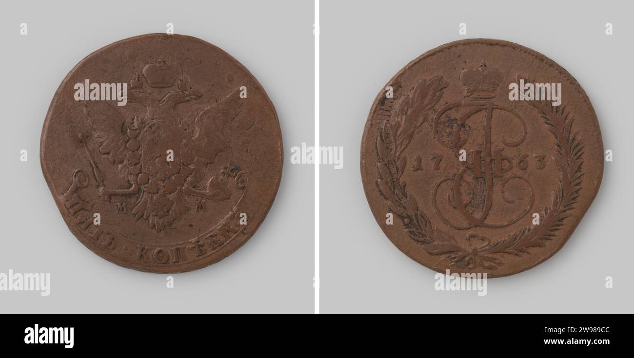 5 Exemplare aus Russland von Zarina Katharina II, 1763 , 1763 Münze Kupferprägung. Vorne: Doppelköpfiger Kronenadler mit gespreizten Flügeln, auf der Brust hängt die Ritterorden und in den Beinen Zepter und Knolle mit Kreuz darauf. Eine Krone über dem Adler. Links und rechts unter dem Schwanz die Buchstaben M [= Moskau]. Am unteren Rand einer Banderole-Wertanzeige. Umgekehrt: Innerhalb von zwei gebundenen Zweigen zwischen dem Jahr gekrönten Monogramm der Czarina. Kabelkante. Moskau Kupfer (Metall) Schlagkraft (Metallbearbeitung) Stockfoto