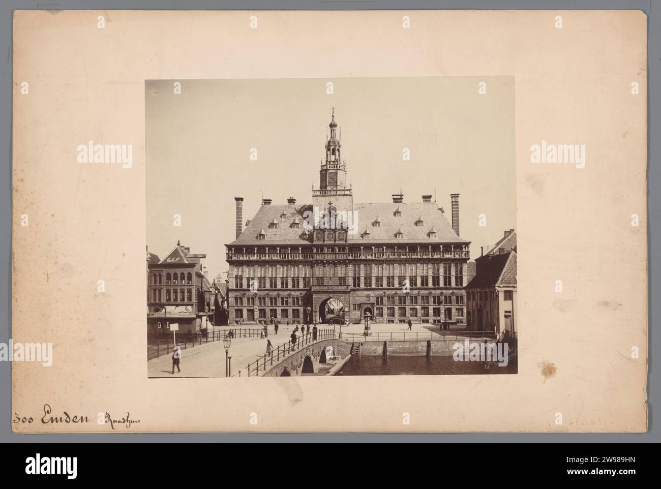 Blick auf das Rathaus in Emden, ca. 1875 - ca. 1900 Fotografie Emdener Karton. Fotografische Unterstützung Albumendruck Stadthalle. Brücke in der Stadt über Fluss, Kanal usw. Emden Stockfoto