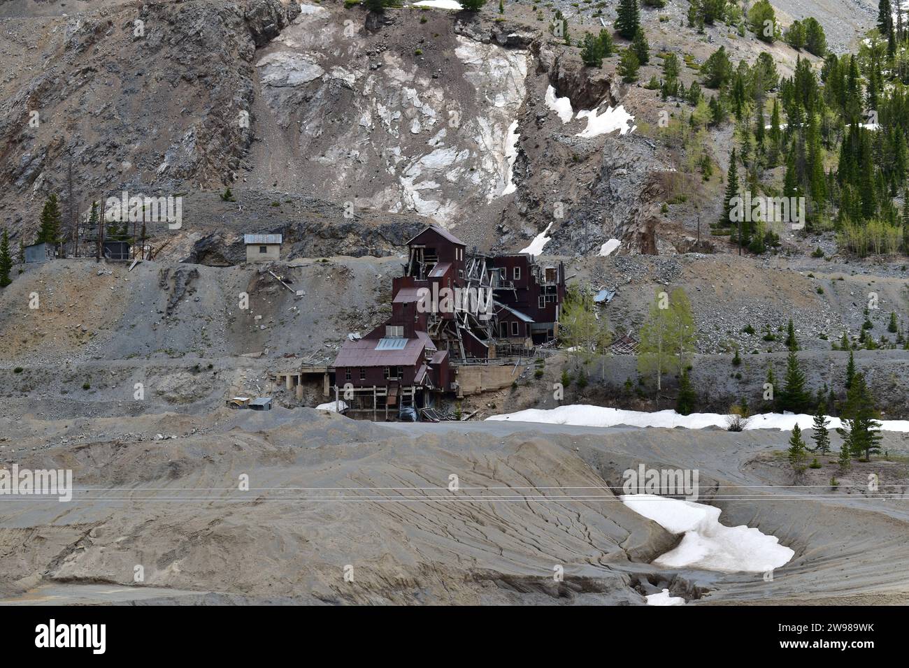 Verlassene Goldmineninfrastruktur der Monarch Mine im Flussbett des South Arkansas River in den Colorado Rocky Mountains Stockfoto