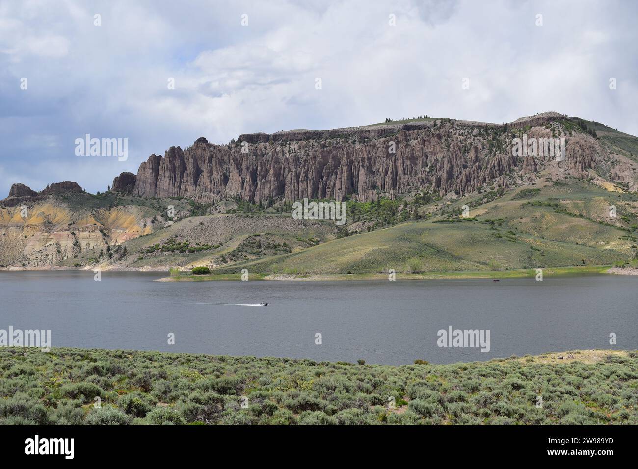 Blick auf die geologische Formation Dillon Pinnacles neben dem Gunnison River in der Curecanti National Recreation Area, Colorado Stockfoto